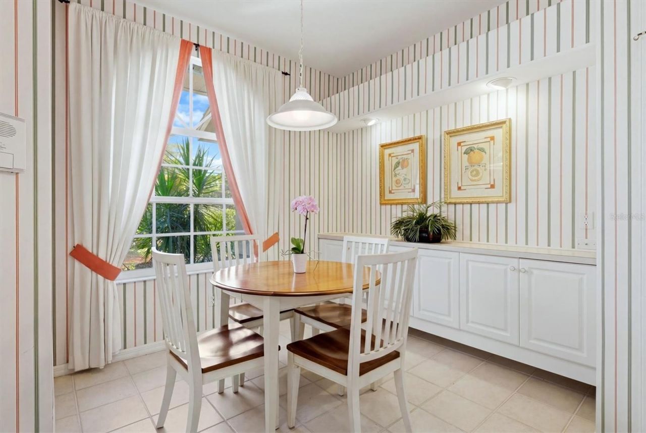 9402 Forest Hills Circle, Sarasota, FL 34238 Photo