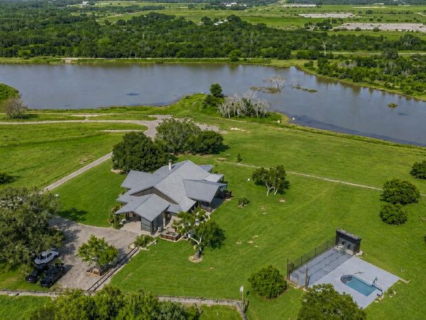 759 County Road 216, Hobson, TX 78117