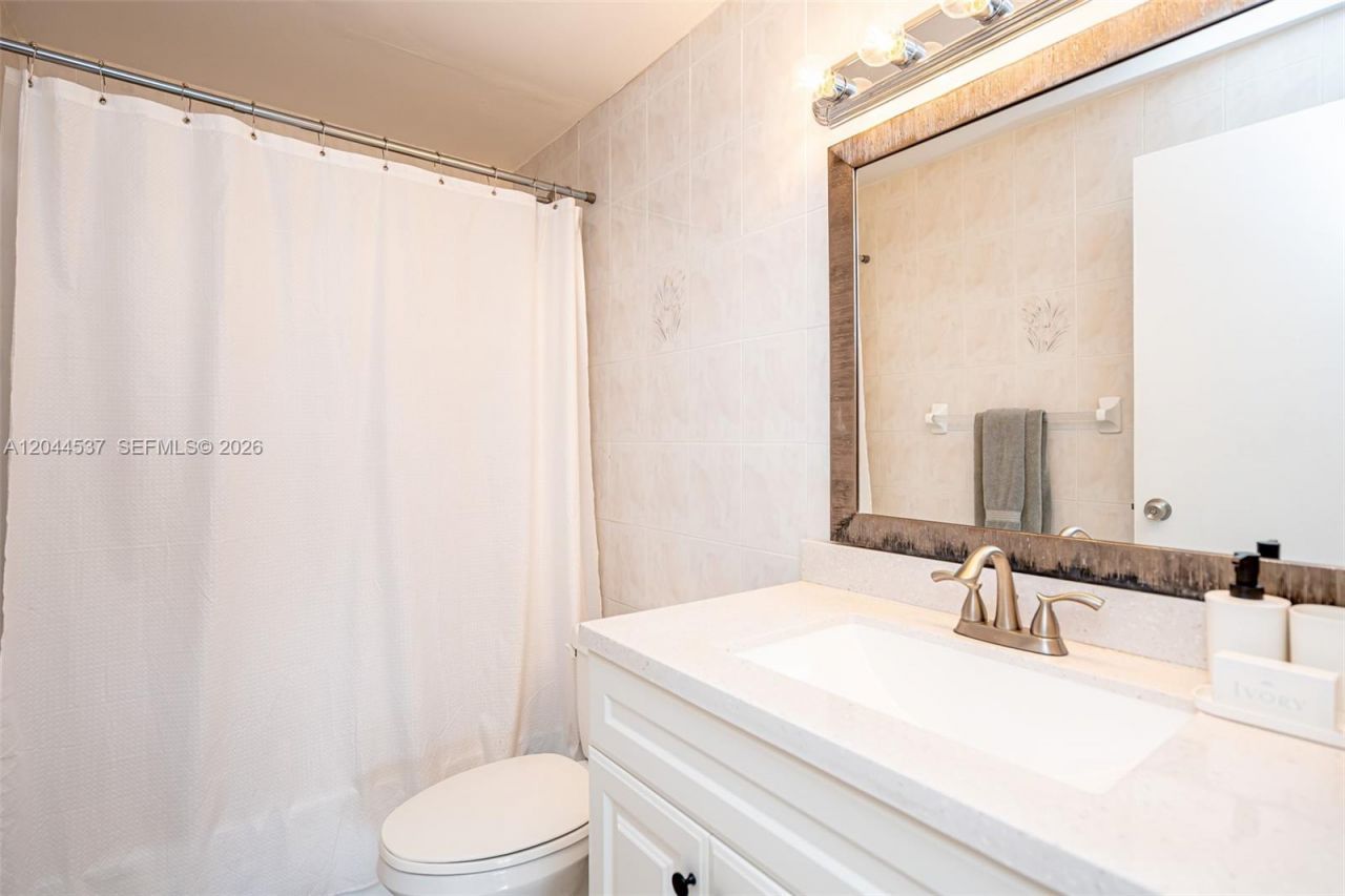 5601 Collins Ave , Unit 1517, Miami Beach, FL 33140 Photo