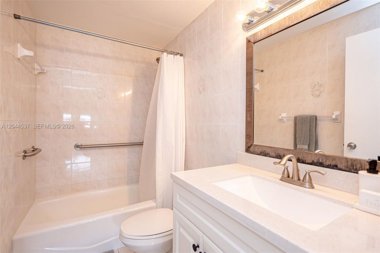 5601 Collins Ave , Unit 1517, Miami Beach, FL 33140 Photo