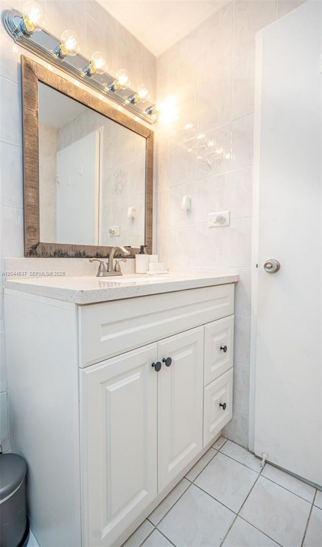 5601 Collins Ave , Unit 1517, Miami Beach, FL 33140 Photo