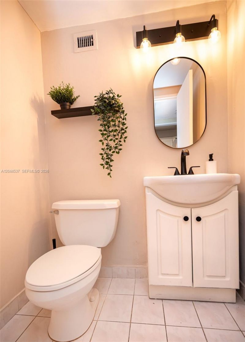 5601 Collins Ave , Unit 1517, Miami Beach, FL 33140 Photo