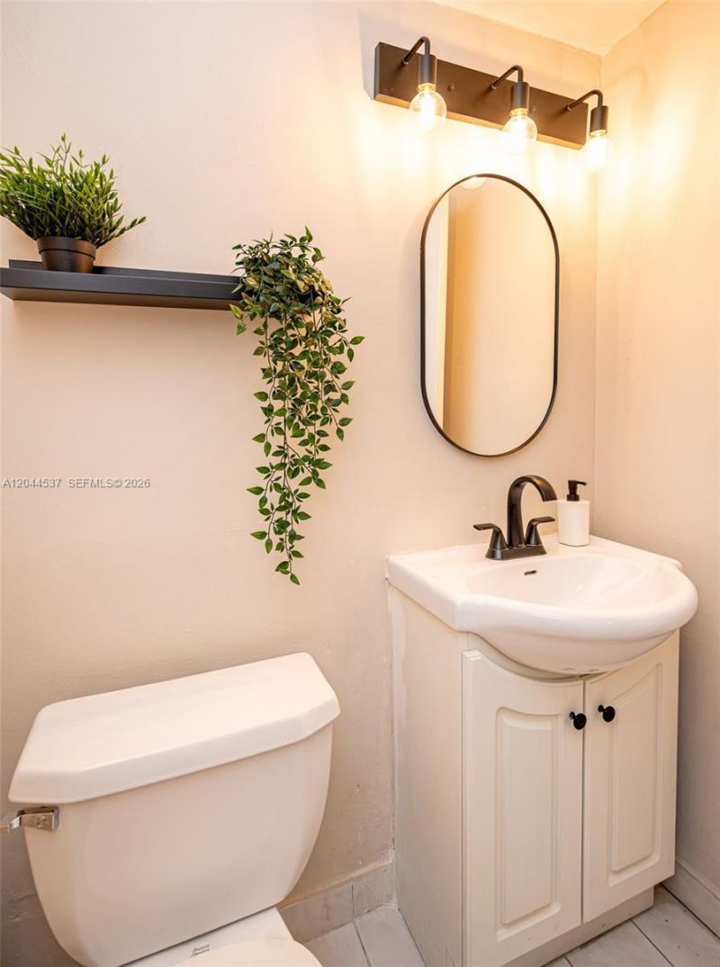 5601 Collins Ave , Unit 1517, Miami Beach, FL 33140 Photo
