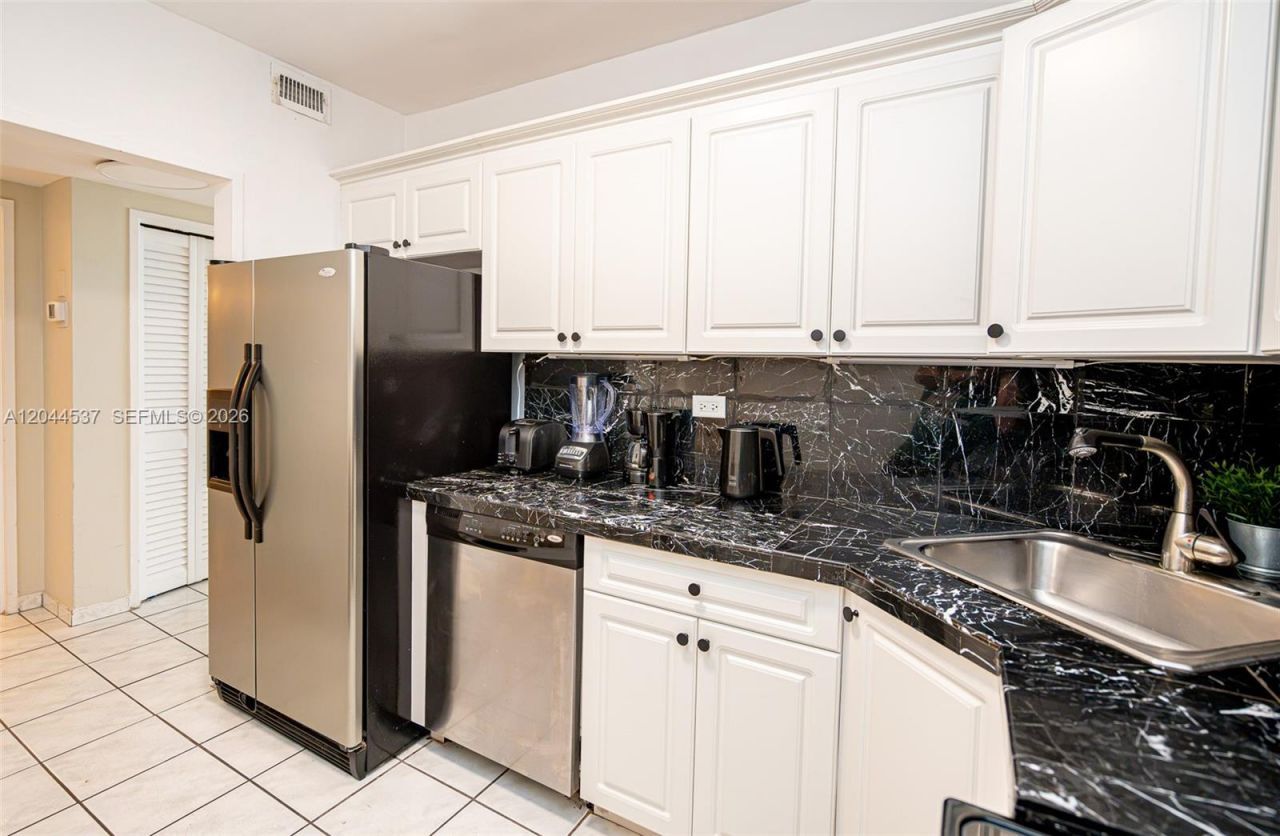 5601 Collins Ave , Unit 1517, Miami Beach, FL 33140 Photo
