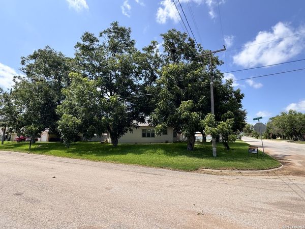 604 E Rio Grande, Pearsall, TX 78061