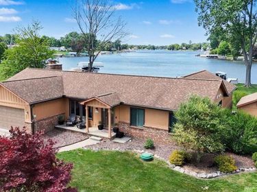160 Wolverine Drive, Wolverine Lake Vlg, MI 48390