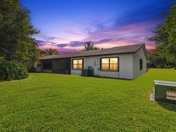 10 Seneca Court, Royal Palm Beach, FL 33411