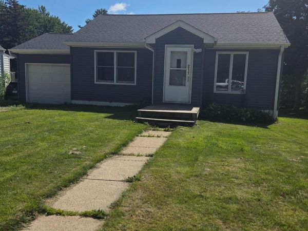 211 Independence Avenue S, Clarks Grove, MN 56016