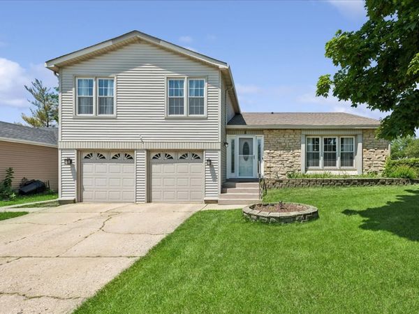 8 Auburn Drive, Glendale Heights, IL 60139