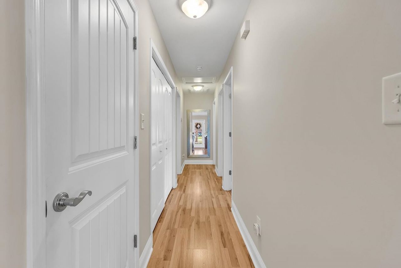 872 Brenda Pl. Photo 10