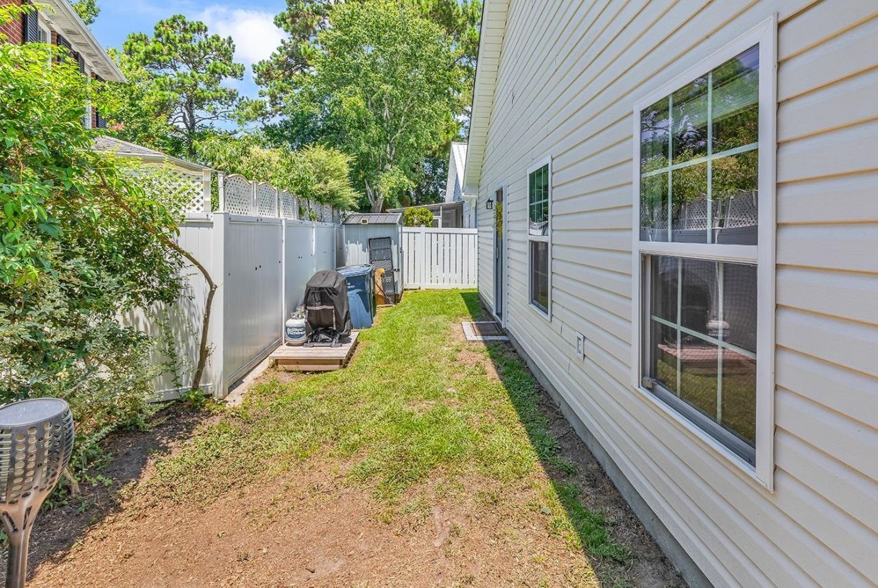 872 Brenda Pl. Photo 21