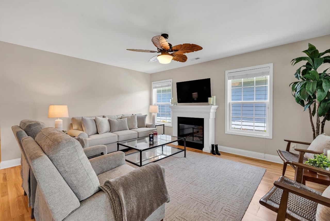 872 Brenda Pl. Photo 4
