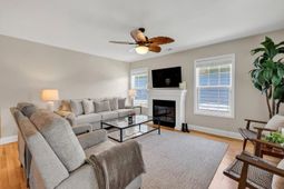 872 Brenda Pl. photo 4