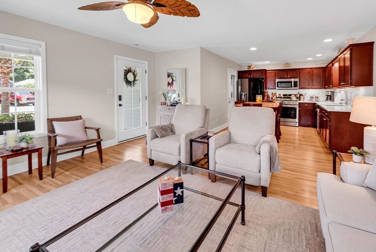 872 Brenda Pl. Photo 6