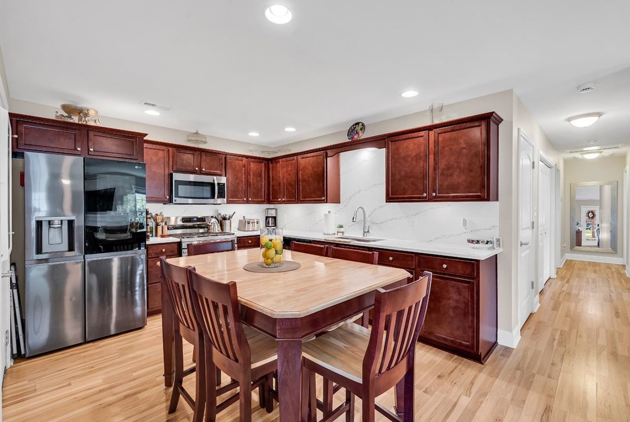 872 Brenda Pl. Photo 7