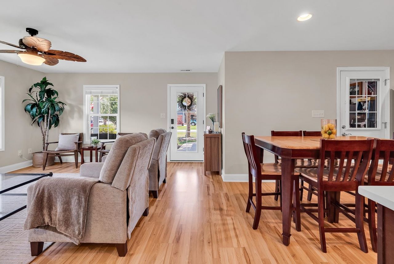872 Brenda Pl. Photo 8