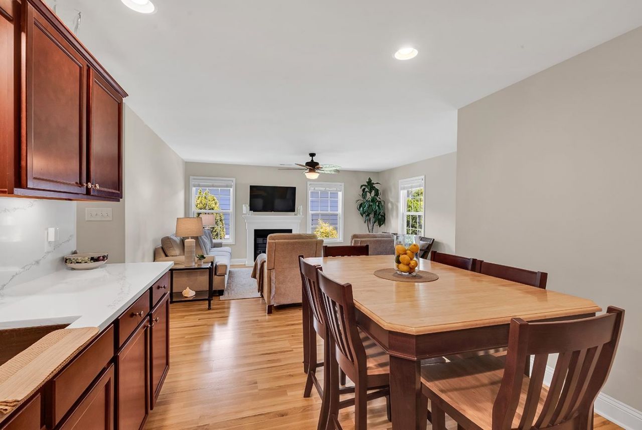 872 Brenda Pl. Photo 9