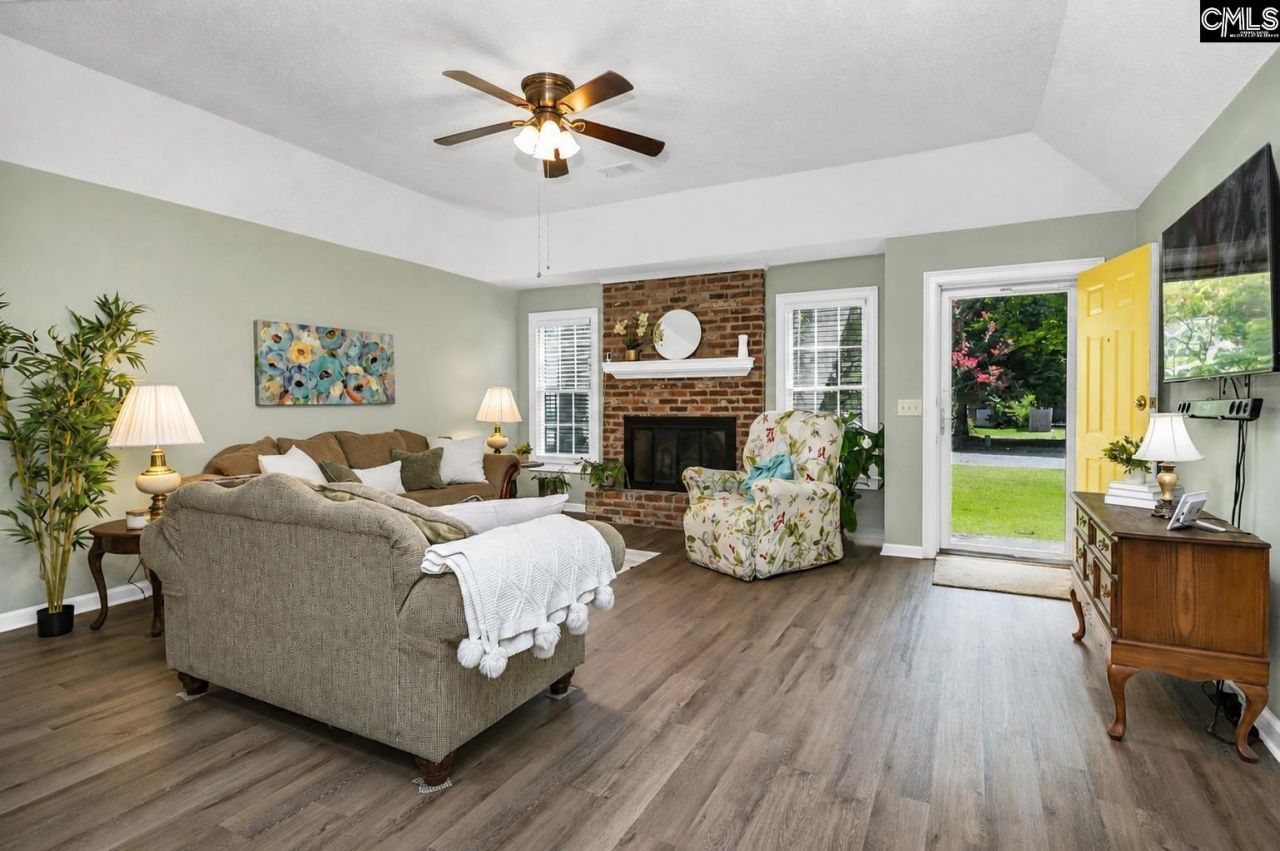 238 Danby Court  Photo 9