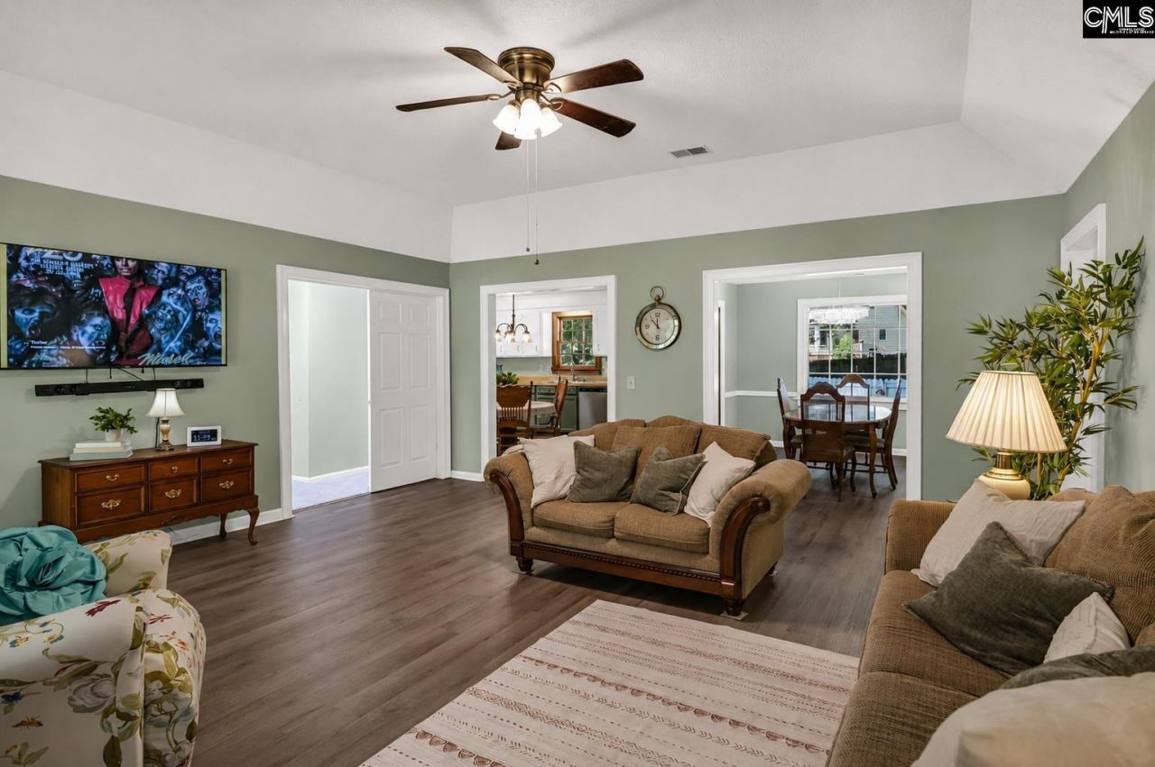 238 Danby Court  Photo 8