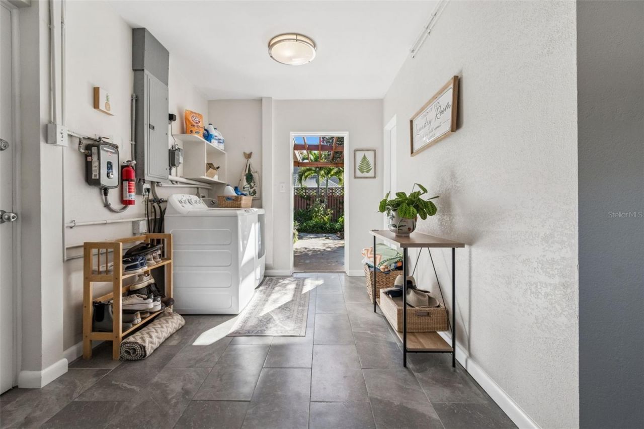 618 Whitfield Avenue, Sarasota, FL 34243 Photo