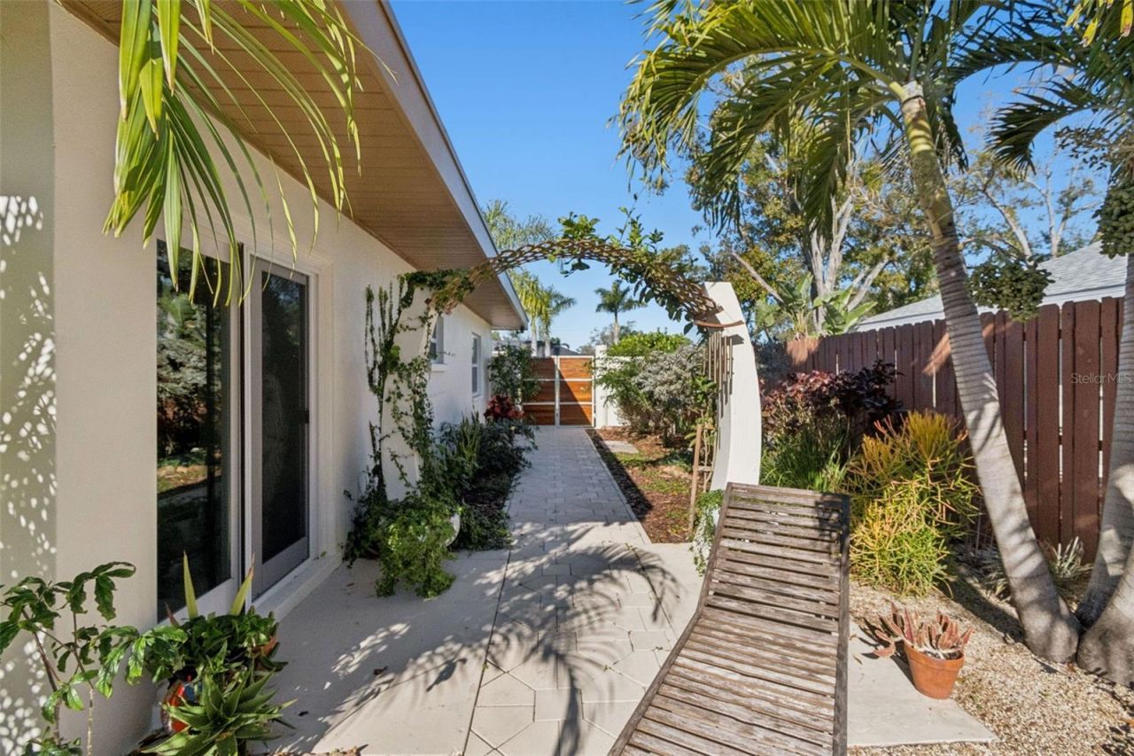 618 Whitfield Avenue, Sarasota, FL 34243 Photo