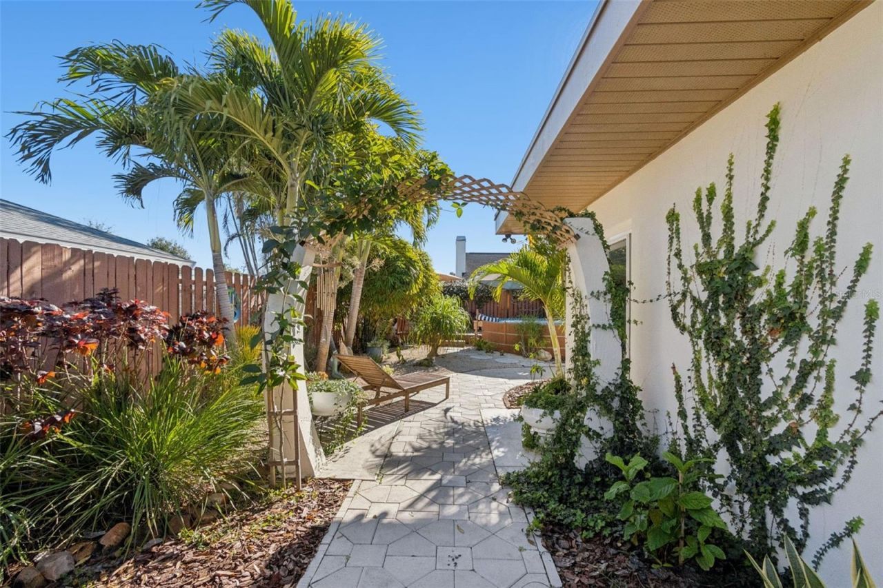 618 Whitfield Avenue, Sarasota, FL 34243 Photo