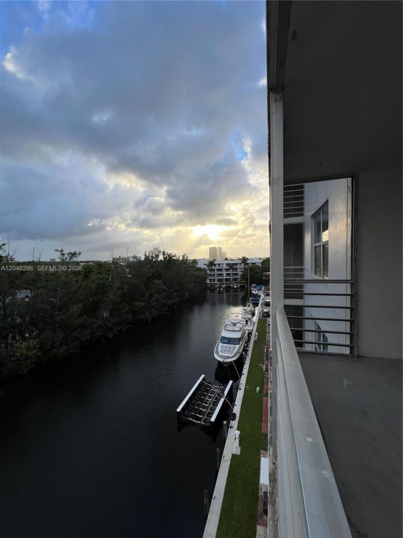 3660 NE 166th St, Unit 607, North Miami Beach, FL 33160 Photo