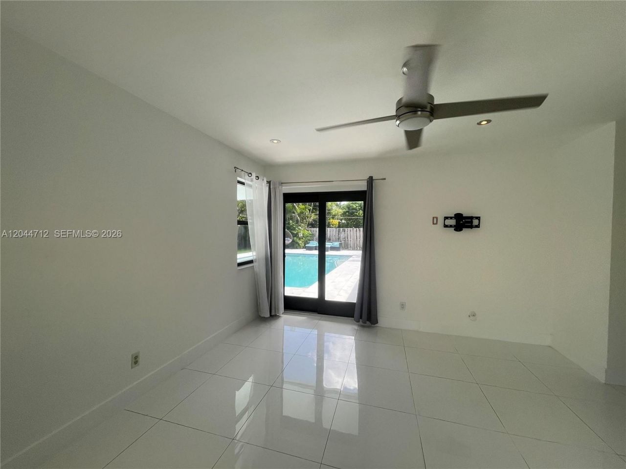 2115 Alamanda Dr , North Miami, FL 33181 Photo