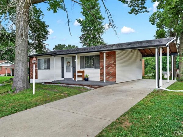 2692 McKelvey Road, Maryland Heights, MO 63043