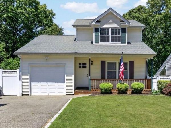 29 Beech Avenue , Farmingville, NY 11738