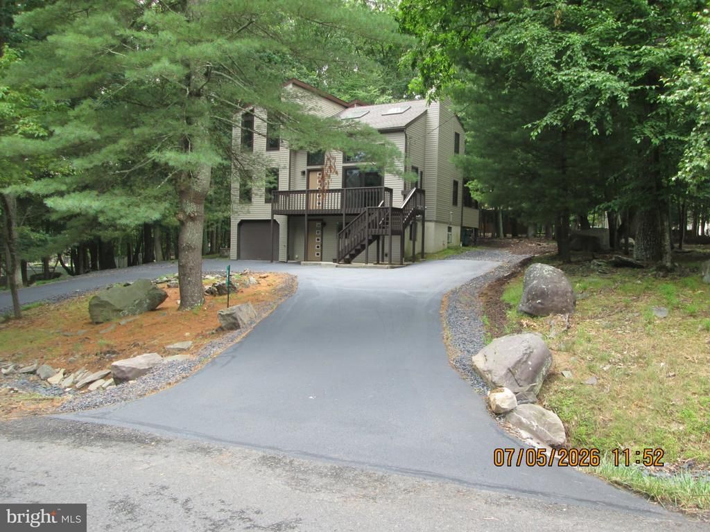 207 SOMERSET DRIVE , EAST STROUDSBURG, PA 18301