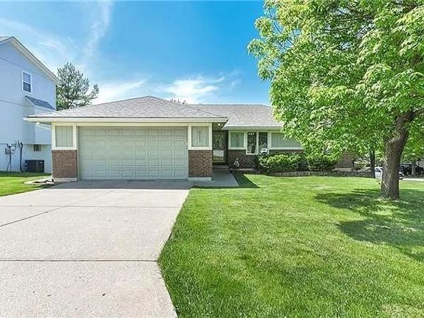611 NW 42nd Street, Blue Springs, MO 64015