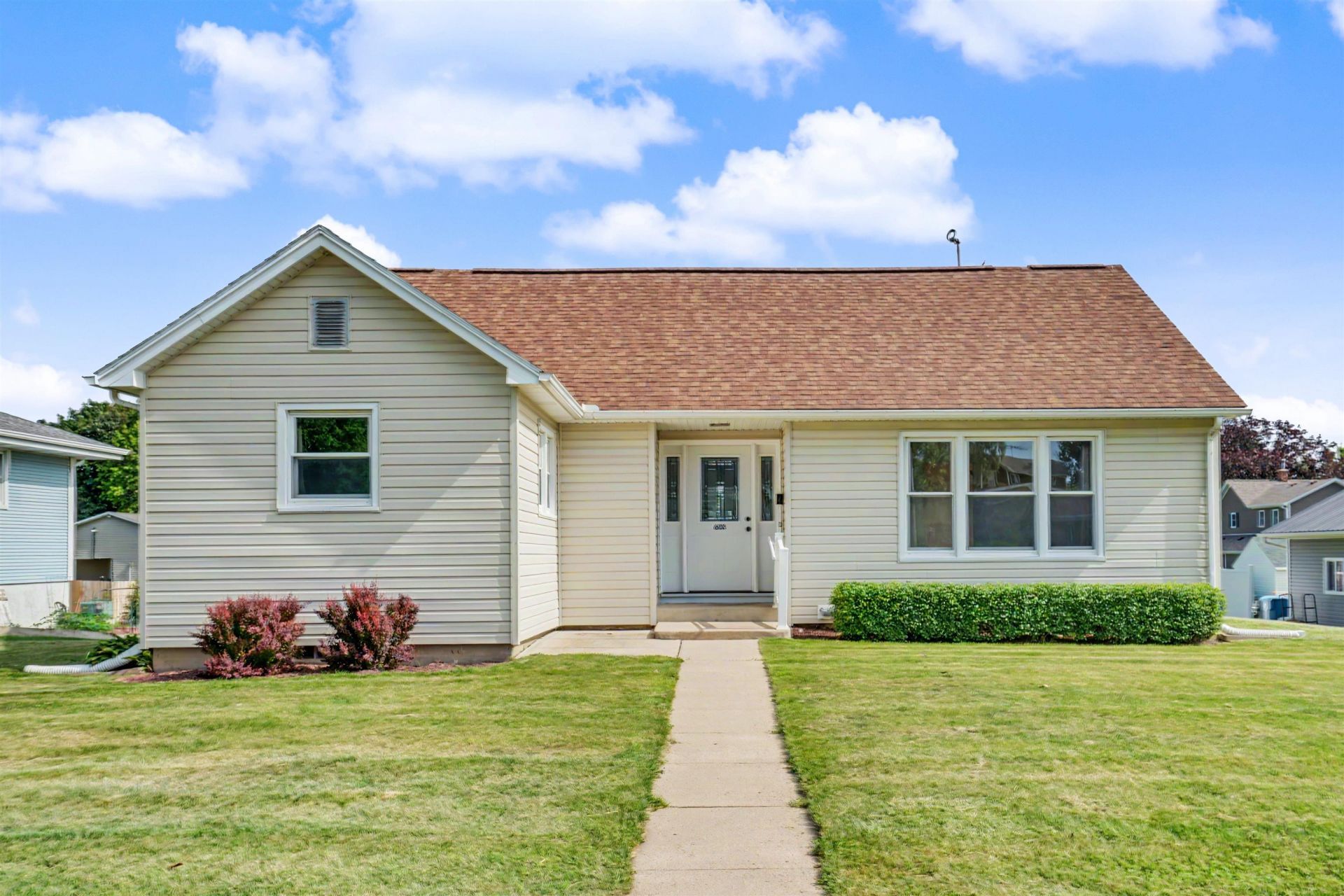 608 5th Ave Sw, Cascade, IA 52033 Main Photo