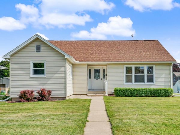 608 5th Ave SW, Cascade, IA 52033