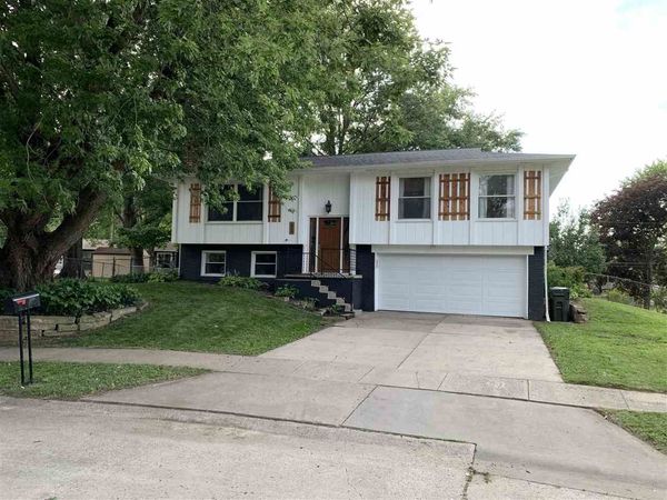 32 Gleason Dr, Iowa City, IA 52245