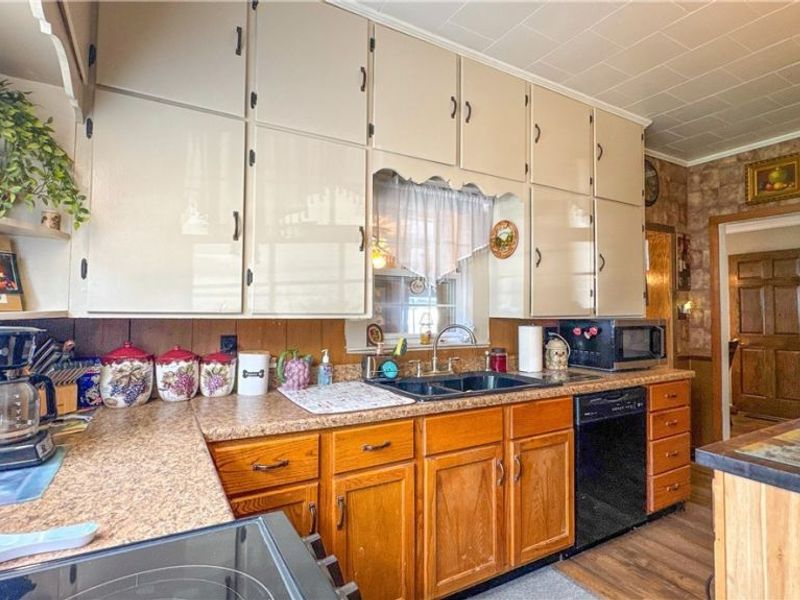 418 E Tuscarawas Avenue, Gnadenhutten, OH 44629 Photo 9