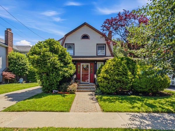 33 Rogers Place, Floral Park, NY 11001