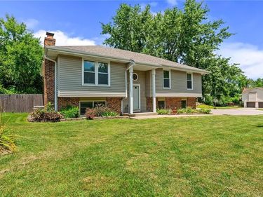 528 NE Karapat Drive, Kansas City, MO 64155