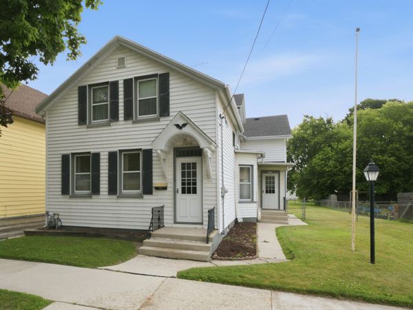 1209 S 11th St, Manitowoc, WI 54220