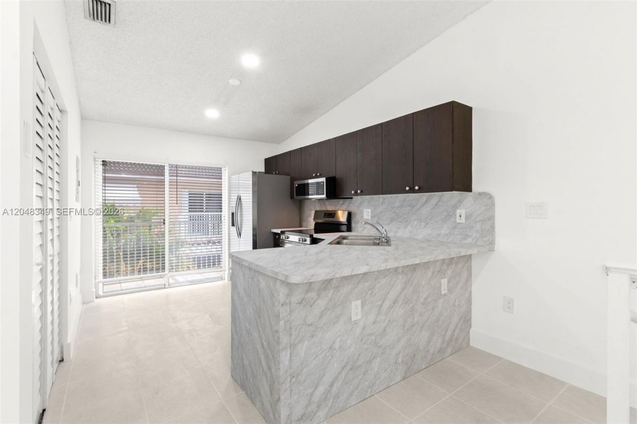 6823 W 36th Ave, Unit 201, Hialeah, FL 33018 Photo