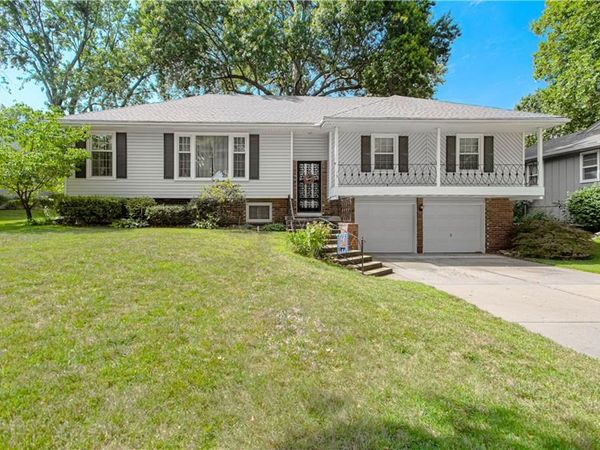 15 W Bridlespur Drive, Kansas City, MO 64114