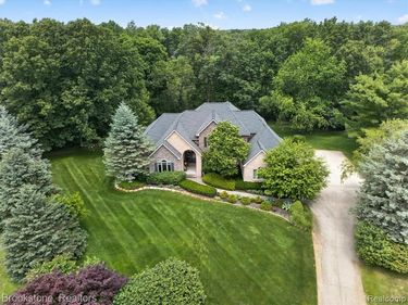 1330 Corey Cove, White Lake Twp, MI 48383