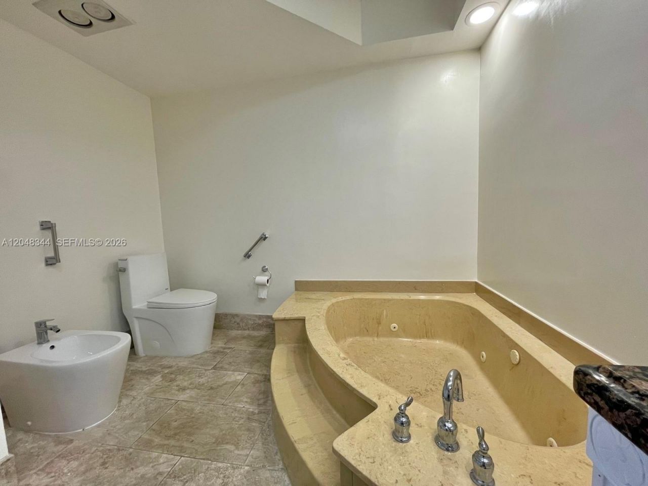 20281 E Country Club Dr, Unit 2104, Aventura, FL 33180 Photo