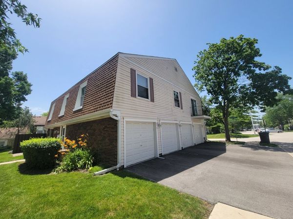 2211 Dorchester Court, Schaumburg, IL 60194