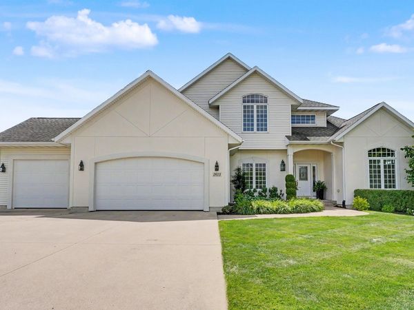 2613 Country Meadow Lane, Cedar Falls, IA 50613