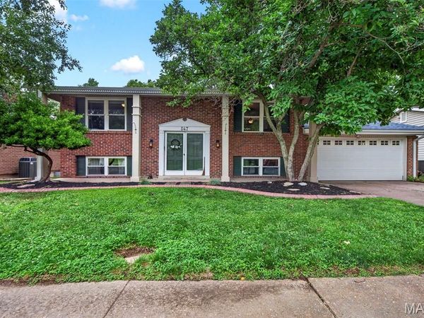547 Golfwood Drive, Ballwin, MO 63021