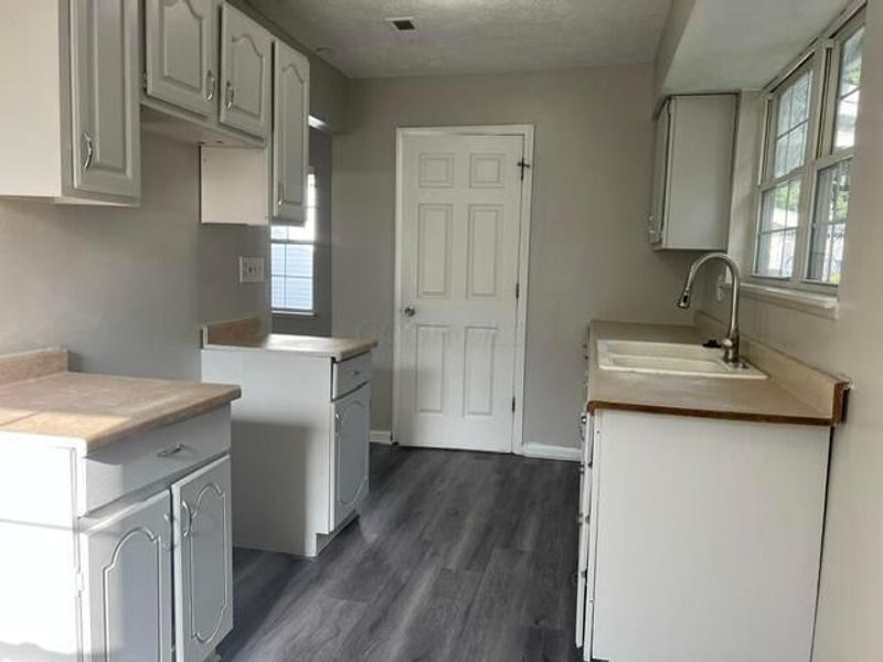 2854 E 11th Avenue, Columbus, OH 43219 Photo 5