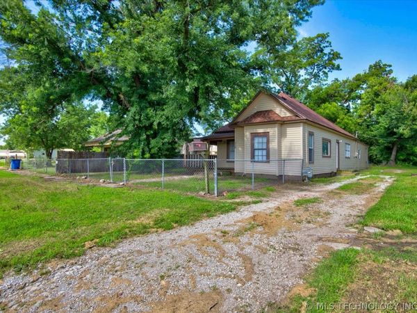 318 S Pecan Street , Nowata, OK 74048