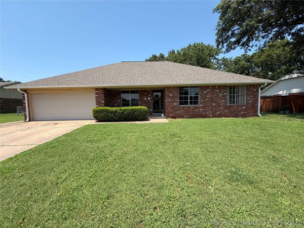 808 W Twin Oaks Drive , Broken Arrow, OK 74011
