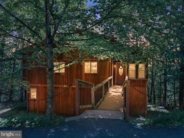1076 PORTER DRIVE , BUSHKILL, PA 18324